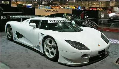 Comment s'appelle la Koenigsegg qui a été présentée en 2007, prévue pour la course ?