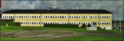 Où se trouvent l'usine et le siège social ?