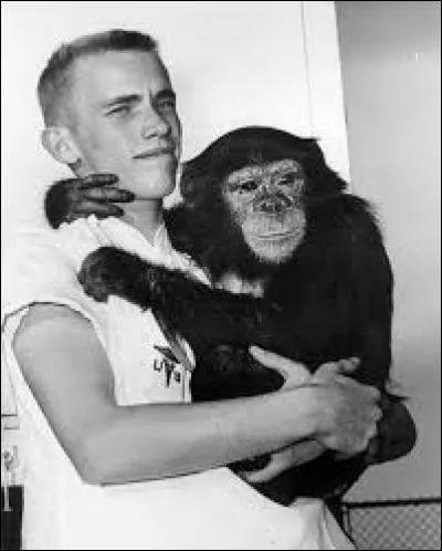 En 1961, quel animal se rend dans l'espace pour la première fois pour un hominidé ?