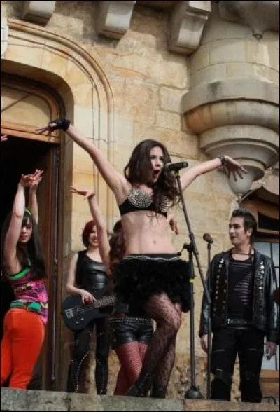 Comment se nomme le groupe de Daisy ?