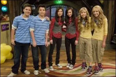 Le frère de Carly est...