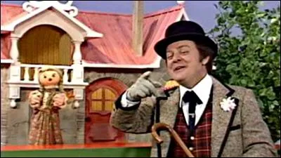 Le duo le plus marquant pour les enfants de 1957 à 1984 au Québec à Radio-Canada. 5 000 émissions de télévision et des milliers de lettres de protestation quand la série s'est arrêtée. C'est évidemment...