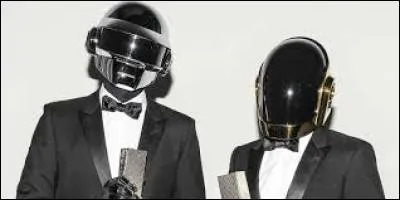 Une des originalités de ce groupe français est la culture de leur notoriété d'artistes indépendants et sans visage, portant toujours en public des casques et des costumes :