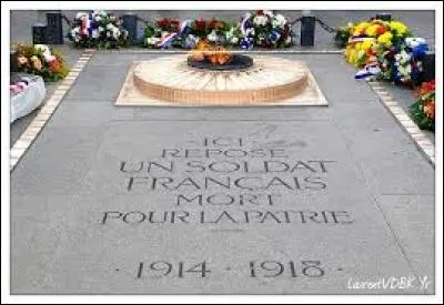 La tombe du Soldat inconnu contient les restes d'un soldat tué au combat et dont on ignore le nom et quelquefois même la nationalité. Où est-elle située à Paris ?