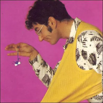 Quel est le nom du "gentil ti toutou" à qui s'adresse Richard Gotainer dans une de ses chansons ?