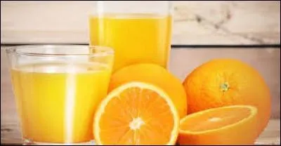 Comment dit-on en anglais : "Je bois un verre de jus d'orange." ?