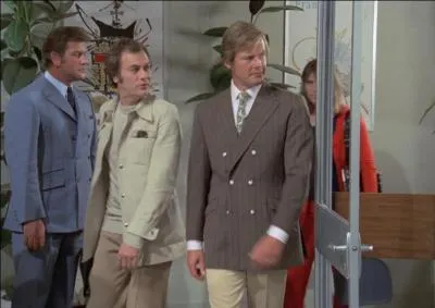 Quelle est la particularit des costumes ports par Lord Sinclair ?