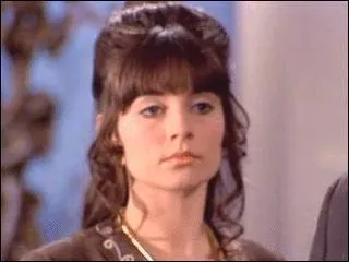 Dans 'Le mot de passe', Danny est pris par erreur pour un agent rvolutionnaire, quel est le nom de la consoeur qui se fait connatre  lui pour 'les instructions' ?