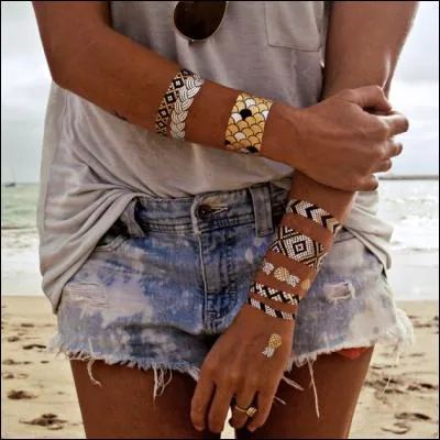 Camille _____ fait des tatouages éphémères. (Complétez)