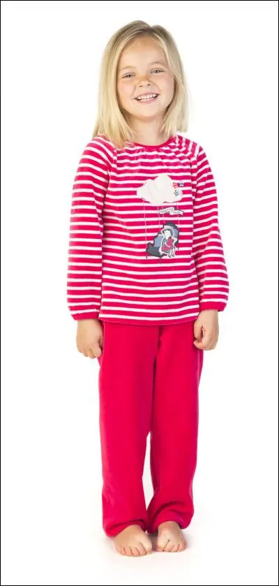 Après la douche, Noémie _____ mise en pyjama. (Complétez)