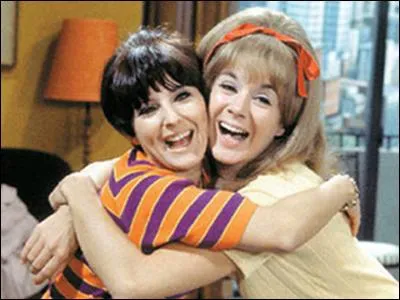 Ce sont les deux femmes comiques les plus célèbres de la télévision québécoise. Leur émission de 1966 à 1971 fut un énorme succès. L'une d'elles deviendra célèbre mondialement en jouant le professeur dans le film :  Le Déclin de l'empire Américain. Quel est ce duo de folles finies et quel est le titre de l'émission ?