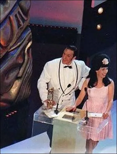 Lui est un macho italien et elle un peu idiote à la voix insupportable. Au Québec, on les a connus à la télévision grâce à TV5 et l'émission Le Plus Grand Cabaret du monde de 2001 à 2004. En quelle année ont-ils remporté le Molière du meilleur spectacle de sketches pour leur spectacle Le Duo ? (La question chiffre, ça fait longtemps que je n'en ai pas posée, c'est tellement ennuyeux et banal.)