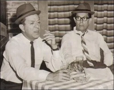 C'est le plus grand comique burlesque québécois selon certains et il forme pendant des années un duo avec son straight-man. Plusieurs de ses numéros sont restés des scènes d'anthologie, son fils est la voix de Batman et du génie d'Aladdin en France (Richard Darbois). Qui sont ces 2 maîtres du burlesque ? (Sur la photo, on les voit dans l'émission : Cré Basile.)