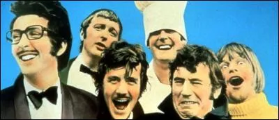 Allons maintenant en Angleterre et pour y retrouver un groupe d'humoristes célèbres spécialisé dans le burlesque ayant débuté à la BBC. Il est composé de six membres : quatre Britanniques, un Américain et un Gallois. Ils ont ensuite conquis le monde avec leurs films. Ce sont les...