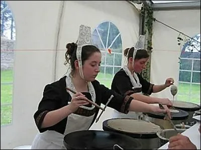 « Rien n'est plus beau que les mains d'une femme dans la farine », disait Nougaro. Mais justement, que tient cette jeune dame en sa main droite ?