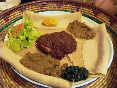 Appelée « injera », elle se déguste avec des purées de légumes divers en Éthiopie ainsi que dans un pays voisin, lequel ?