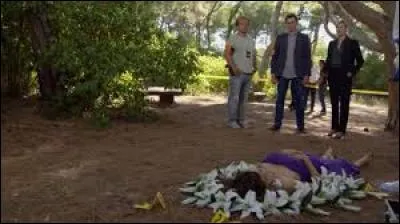 J'étais la sur de Stéphane. Je fus serveuse au bar du Mistral, même si mes relations avec Barbara et Mélanie n'ont pas été excellentes. Pourquoi utiliser l'imparfait ? Parce que le vrai père de la défunte Élise Carmin, afin de blesser Jeanne Carmin (la mère d'Élise), s'est fait passer pour un tueur en série : l'Enchanteur. Il m'a tuée en se faisant passer pour un ancien ami du lycée. Je suis...