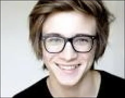 Je suis l'unique enfant de Sacha. Je fus amoureux d'Anna, et en février 2016, d'Océane. Je suis allé à Scotto, et j'y fus pion avant d'être renvoyé pour avoir eu des relations avec Océane (pression du père). Je suis...