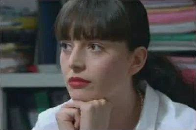 Je suis sortie avec Jean-François Leroux pendant trop peu de temps... Je fus tuée par vengeance. En tant que policière, j'avais tué Éric Soriani. Le clan Soriani s'est alors vengé en me balançant dans les calanques. Je suis...