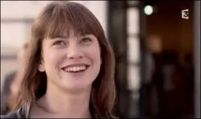 J'arrive dans le premier épisode. Sur de Lucas et fille de François et Blanche, je me montre très capricieuse. À présent, je suis mariée à Xavier Revel et travaille à Phénicie dans l'immobilier. Le prime "Nuit Blanche" relatait mon enlèvement par Christophe. Je suis...