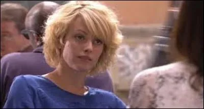 Je suis la professeure de maths du lycée. Surnommée 'Terminator' par mes élèves, je suis, compte tenue de mon jeune âge, forcée à leur imposer des règles très dures. Ma meilleure amie est Blanche. J'arrive en 2012. Je suis...