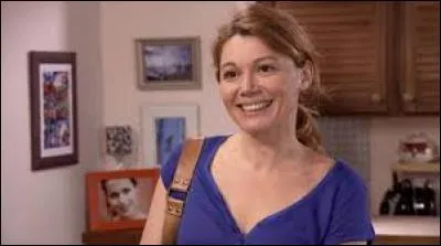 Sous l'identité parallèle de ... et de Cristina, Vincent et Guillaume tombent amoureux de moi. Mais je suis une femme sous la menace de mon ex-mari. Grâce à lui, je pensais retrouver mon enfant. Je suis la mère de Paul. Je suis dans une prison de Toulouse après m'être dénoncée pour sauver Paul. Je suis...