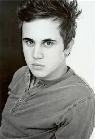 Suite à une accusation de la justice, j'ai dû fuir l'Europe. Je suis le fils d'Agathe. Je suis...