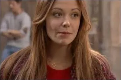 Fille de Vincent, je suis la pire ennemie de Johanna depuis que je lui ai piqué Rudy, son mec. Je suis la femme de Rudy et je vis à Paris où j'ai eu un petit Martin. Je suis...