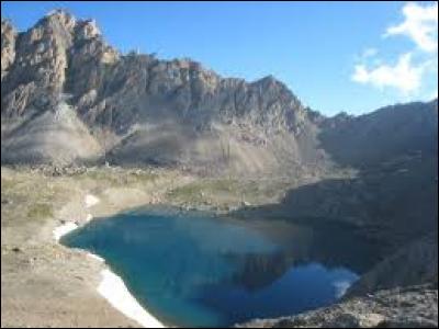 Le lac des Neuf Couleurs se situe dans la vallée de l'Ubaye, à 2 841 m d'altitude. Dans quelle région est-ce ?