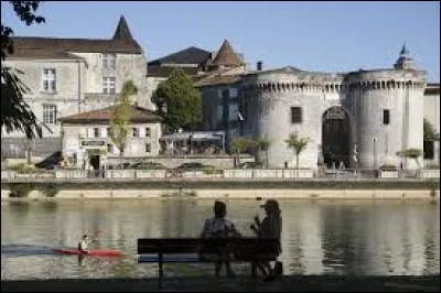 Cognac est connue pour son eau-de-vie. Elle abrite un quartier médiéval et on y assiste à de nombreux festivals, qui enchantent ...