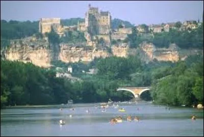 Construit à flanc de falaise dès le XIIe siècle son château surplombe la vallée de la Dordogne.