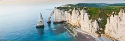 Ce sont ses falaises de craie qui lui ont valu sont nom.