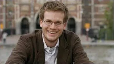 Qui est l'auteur du roman (Nos étoiles contraires) ?