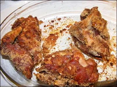 Complétez : Le pied de porc à la Sainte-Menehould est une spécialité gastronomique de la ville de Sainte-Menehould. Les pieds de porc sont bouillis longtemps puis [................], ce qui permet aux pieds entiers d'être dégustés y compris les os qui fondent dans la bouche.