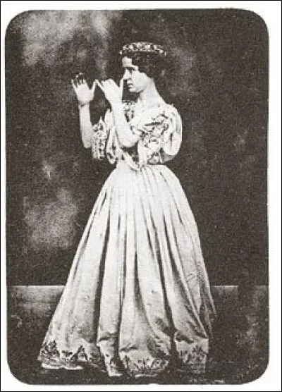 Que fait cette jeune fille ?