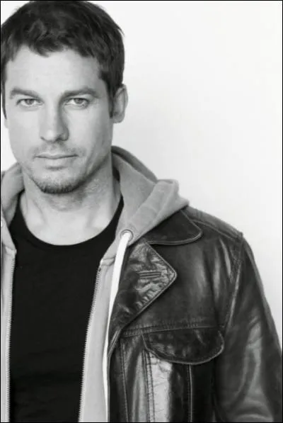 Né le 29 février 1972, il fut membre du boys band anglais "Worlds Apart" :