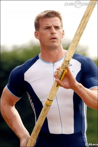 En 1996, quel athlète français devient champion olympique de saut à la perche à Atlanta ?