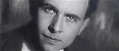 De quelle gloire nationale Aragon parle-t-il en ces termes : "Voici la grande femelle bleue, la dame au corsage de jalousie" ?