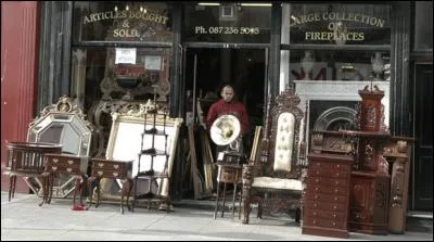 Qu'est-ce que le meuble ancien nommé "bonheur du jour" ?