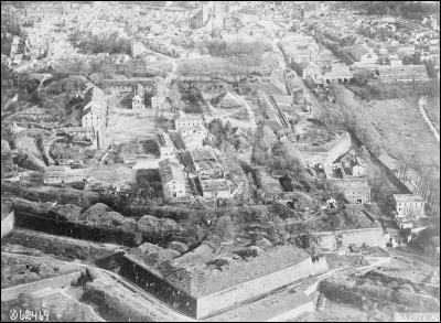La place-forte de Verdun est en 1915 ...