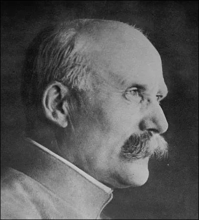 Où se trouve Pétain quand on lui apprend qu'il doit prendre le contrôle de la défense de Verdun ?