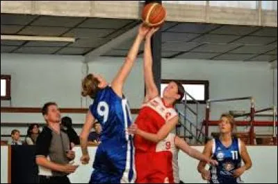 A combien se joue le basket sur le terrain ?