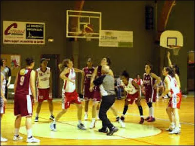 Combien de mètres en hauteur fait un panier de basket ?
