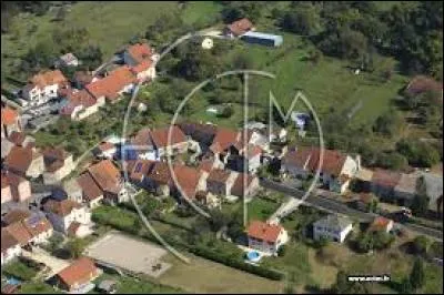 Nous survolons le village Haut-Saônois de Chaux-lès-Port. Nous sommes dans le ciel de la nouvelle région ...