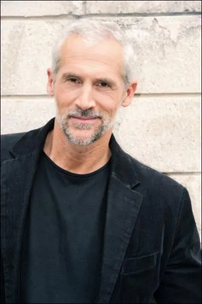 John déteste être comparé à :