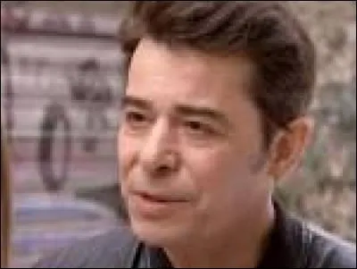 Comment est Stéphane vis-à-vis de Benoît et Agnès ?