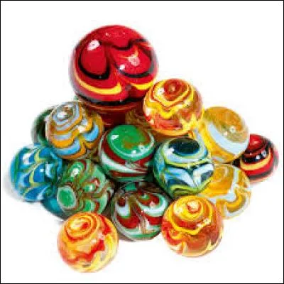 Nous avons déjà joué aux billes à l'école, cela va de soi ! Quelle est cette bille rouge en haut ?