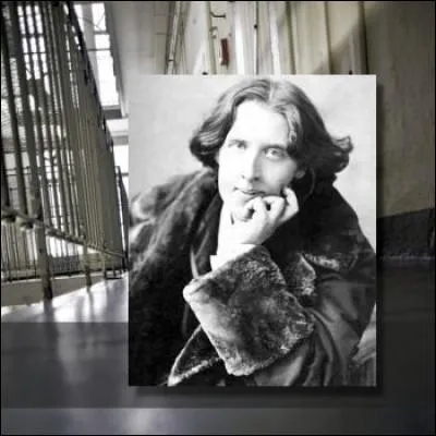 Dans l'Angleterre puritaine, il dérange un lord dont son fils est son amant. L'homosexualité c'est du crime sérieux à l'époque de la reine Victoria. Il sera condamné à 2 ans de travaux forcés et en sortira profondément marqué. Oui, Oscar Wilde ne sera plus jamais pareil et il n'écrira qu'un long poème après sa sortie de prison avant de mourir à Paris. Quel est le titre de ce poème écrit à Paris ?