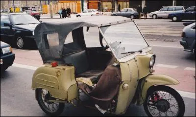 Ce modèle ressemble plus à un tricycle qu'à une voiture, dans les années 40 : sous quelle marque et dans quel pays ?
