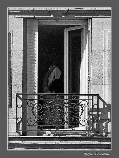 Quel chanteur annonce dans sa chanson qu'il a "toujours préféré aux voisins les voisines" ?